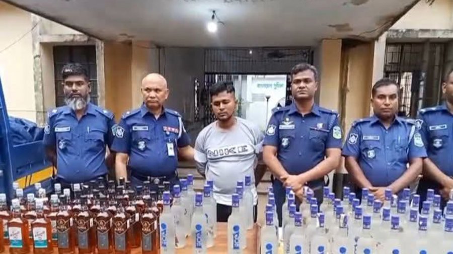 ময়মনসিংহের ধোবাউড়ায় ভারতীয় মদসহ একজন আটক